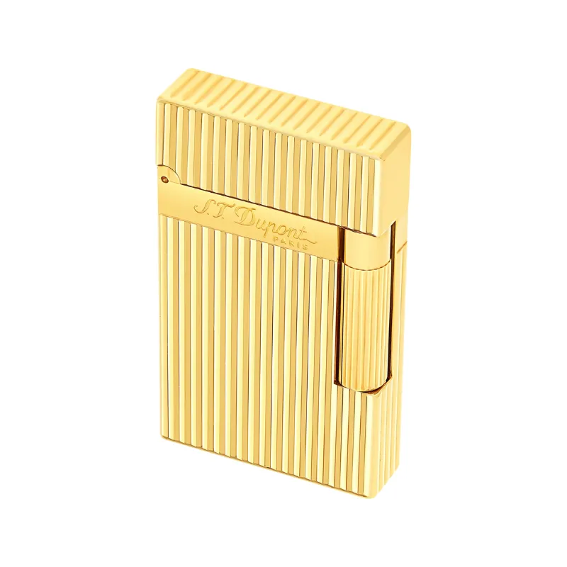 Accendino S.T. Dupont Ligne 2 Yellow Gold in ottone con finitura oro giallo, decorazione ghiglioscé verticale e doppia fiamma.