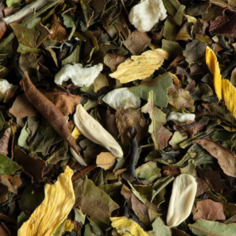 Dettaglio foglie tè bianco sfuso Bella Blanca Dammann Frères con petali e aromi