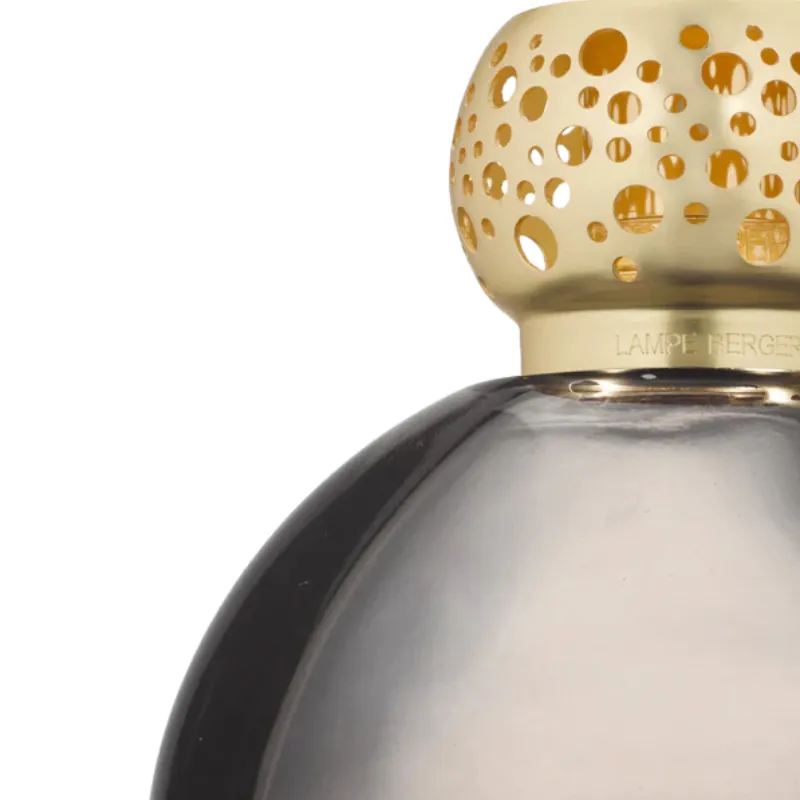 Dettaglio corona oro traforata con logo Lampe Berger inciso