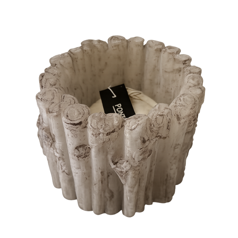 Candela decorativa materica Point à la Ligne con rotture laterali visibili sulla struttura esterna